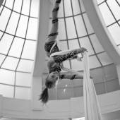 Vzdušná akrobacie na šálách v baru 360°