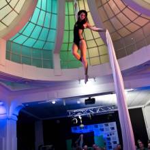 Vzdušná akrobacie na šálách v baru 360°