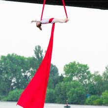 Vzdušná akrobacie na šálách nad Vltavou